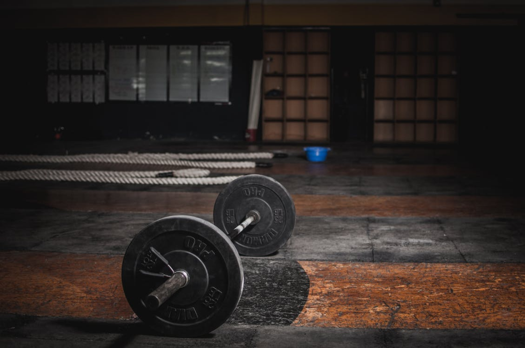 Getting Back Into Shape: The Pros and Cons of Fitness Facilities and Personal Trainers 